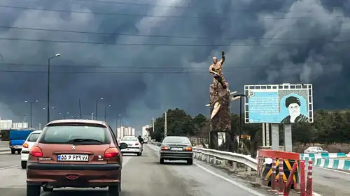 تصاعد الدخان جراء غارات أمريكية إسرائيلية على مواقع في إيران