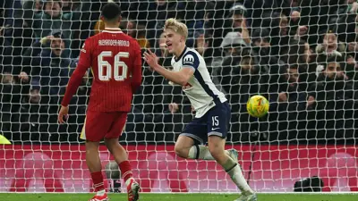 لوكاس بيرغفال يحتفل بهدفه في شباك ليفربول