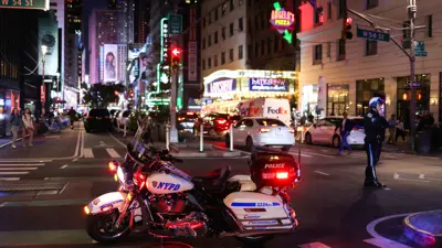 رجل أمن أمريكي أمام مقر مسرح لحماية المرشحة هاريس