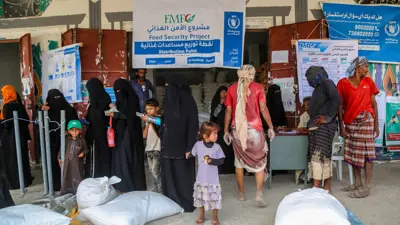 توزيع مساعدات غذائية في اليمن