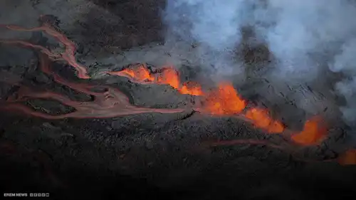 سياح ينجون من بركان غاضب