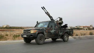 مسلحون في مدينة الرستن السورية