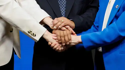 تشابك بالأيدي خلال قمة بروكسل