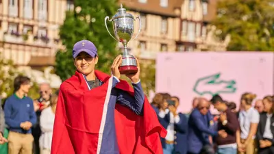 لاعبة الغولف المغربية إيناس القلالش