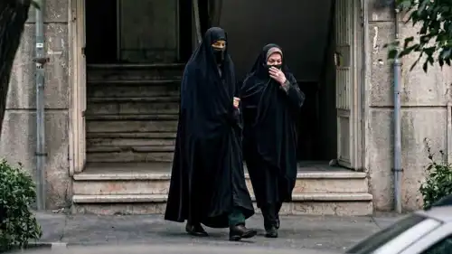 قائد في الحرس الثوري الإيراني متخفياً بزي نسائي