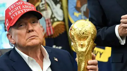 دونالد ترامب حاملاً نسخة من كأس العالم