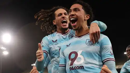 حنبعل المجبري (يمين) في مباراة بيرنلي وكريستال بالاس