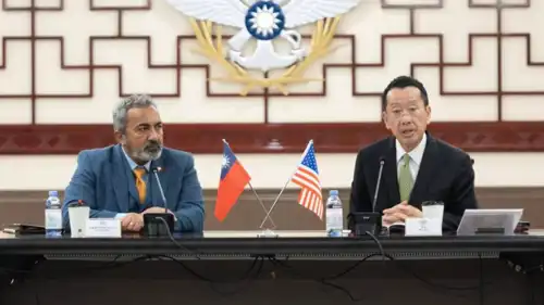 وزير الدفاع التايواني خلال لقاء مع مسؤول أمريكي