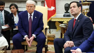 روبيو إلى جوار ترامب