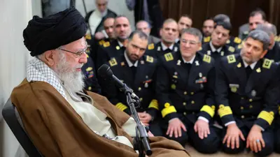 المرشد الإيراني في لقاء مع قادة عسكريين