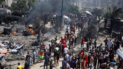 دمار بعد قصف إسرائيلي على منطقة المواصي جنوبي غزة