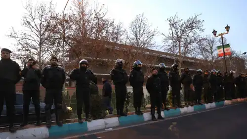 الشرطة الإيرانية يحرسون احتجاجًا أمام السفارة البريطانية في طهران