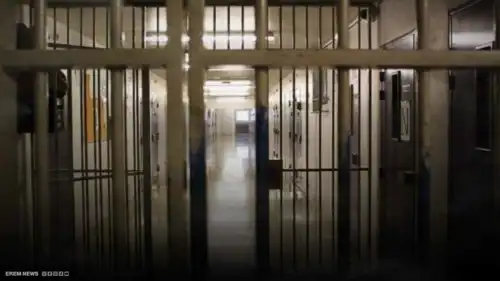 "من الحب ما سجن".. جد يرتكب جريمة للقاء حفيده خلف القضبان