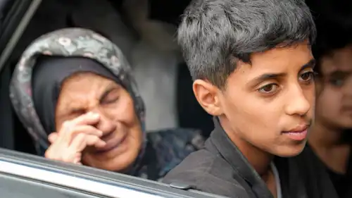 امرأة من البدو تبكي أثناء خروجها من السويداء