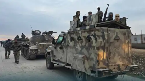 آليات تابعة للجيش السوري خلال دخولها شرقي حلب