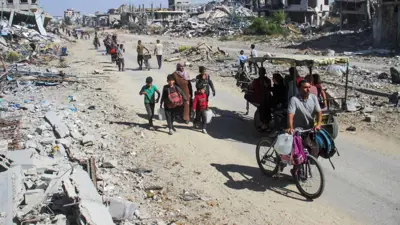 نازحون فلسطينيون من جباليا إثر عملية عسكرية إسرائيلية