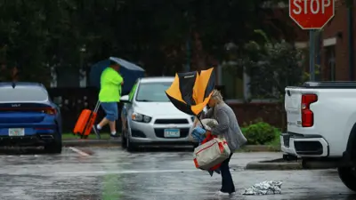 امرأة في فلوريدا تواجه رياحا عاتية مع اقتراب "ميلتون"