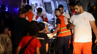 إسعاف أحد المصابين بتفجير البيجر في لبنان