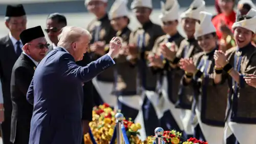 رقصة ترامب خلال الترحيب به في مطار كوالالمبور