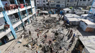 آثار قصف إسرائيلي على مأوى للنازحين في غزة