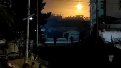 قنابل مضيئة في سماء خان يونس