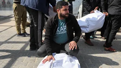 أهالي غزة مازالوا يودعون ضحايا الغارات الإسرائيلية