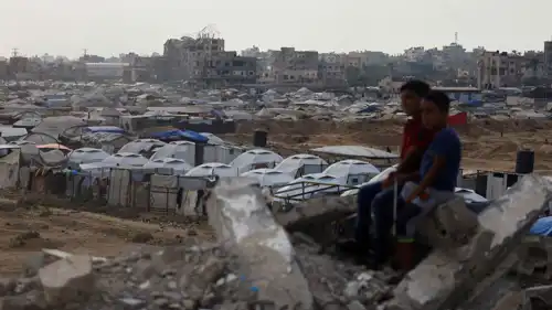 مخيم من الخيام في بلدة النصيرات وسط قطاع غزة