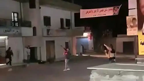 مسلحون يطلقون الرصاص والقذائف 