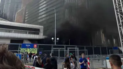 خلال اشتعال النيران في مبنى المول