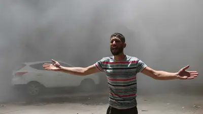 فلسطيني في موقع غارة إسرائيلية على غزة