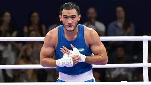 بطل الملاكمة الأولمبي مولوغونوف