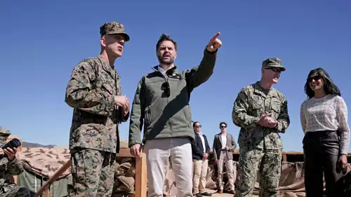 دي فانس خلال تدريبات مشاة البحرية الأمريكية