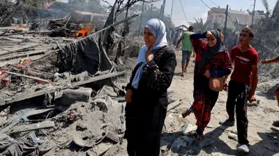 فلسطينيون في موقع غارة قالت إسرائيل إنها استهدفت زعيم كتائب القسام في المواصي