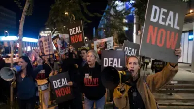 عائلات الأسرى في تل أبيب تطالب باتفاق عاجل