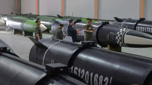 زعيم كوريا الشمالية يتفقد عملية إنتاج الصواريخ