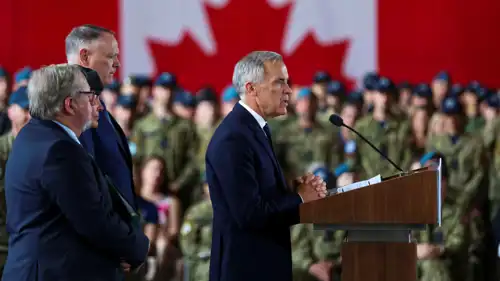 مارك كارني يقلقي كلمته أمام الجنود