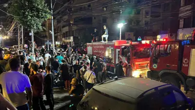 فرق إطفاء وحشد من المواطنين يتجمعون في الضاحية الجنوبية بعد القصف الإسرائيلي