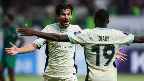 حسام عوار يحتفل مع ديابي