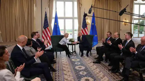 دونالد ترامب يصافح رئيسة المفوضية الأوروبية أورسولا فون دير لاين