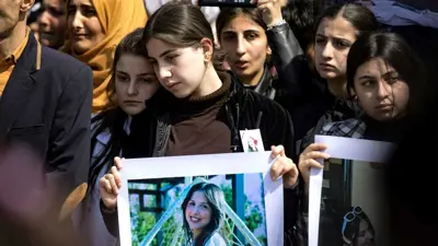 من مراسم دفن ضحايا مجازر الساحل السوري