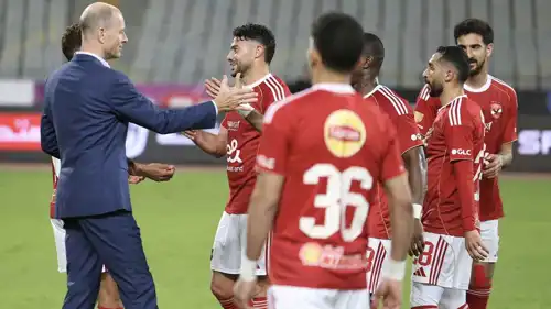 ياس توروب مع لاعبي الأهلي