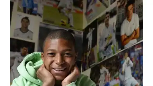 مبابي يضع صورة رونالدو على الحائط