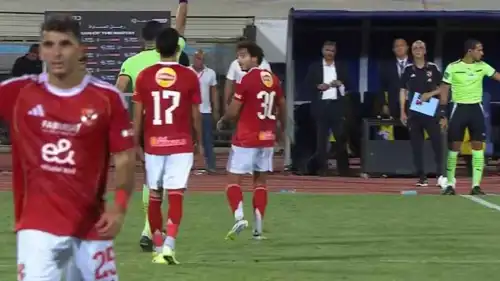 لحظة طرد محمد هاني لاعب الأهلي في لقاء فاركو