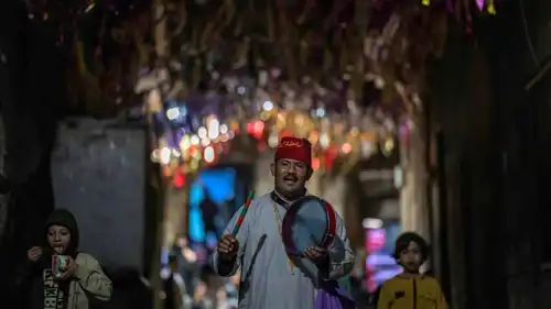 "مسحراتي" مصري يقرع طبله لإيقاظ المسلمين لتناول وجبة السحور. 