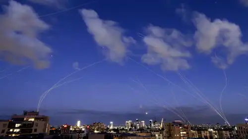 لحظة اعتراض صواريخ إيرانية فوق تل أبيب 