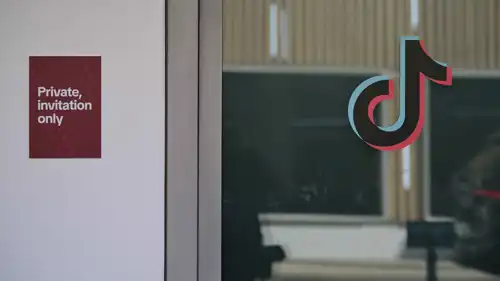 شعار "تيك توك" في منتدى دافوس الاقتصادي