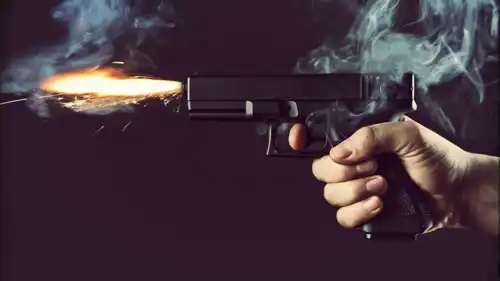 شخص يطلق النار من مسدس