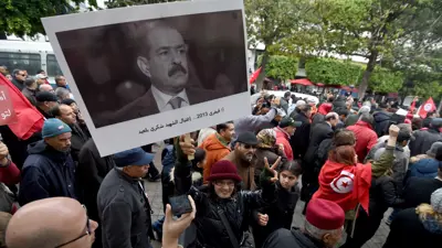 تونسيون يرفعون صورة شكري بلعيد