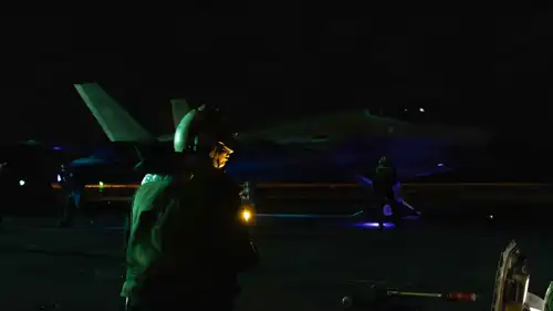 مقاتلة تقلع من حاملة طائرات أمريكية في الشرق الأوسط