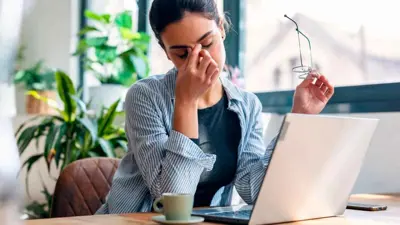 امرأة متبعة من استخدام الحاسوب